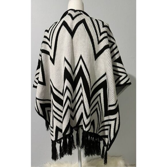 Chico’s OS cardigan sweater wrap black and white Aztec  southwestern print - Picture 6 of 7